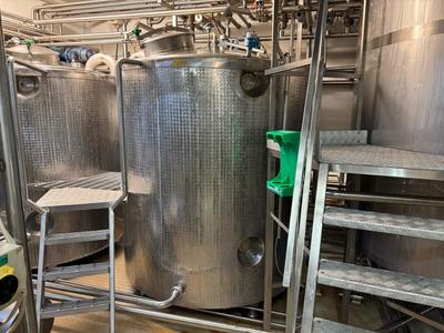 Overview picture of s/s vertical storage tank